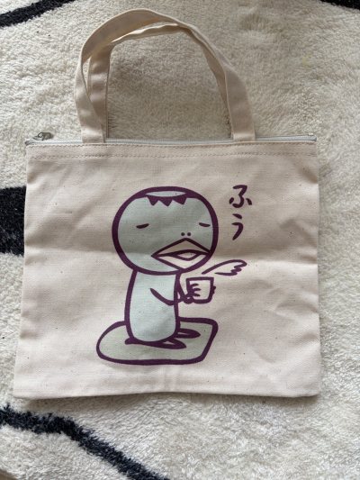 夏天要来了，可爱的小手拎包要搭配上啊！超级萌！哈哈，真的可爱死了！河童和鱼还喝上了！悠哉悠哉的感觉啊！看着就心情好！继续再挖挖挖更多可爱东西！