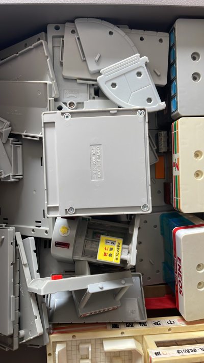 几十块的价格能买到这种做工，真的太值了！车身比例很正，和实车的还原度很高，车轮滚动顺滑，孩子拿着玩完全不心疼。虽然没有太多可动部件，但胜在耐摔耐造，日常摆着当摆件或者给娃当玩具都合适，这绝对是我收藏柜里的“镇柜之宝”！原厂授权的复刻版本，从车身涂装到车标细节都精准还...几十块的价格能买到这种做工，真的太值了！车身比例很正，和实车的还原度很高，车轮滚动顺滑，孩子拿着玩完全不心疼。虽然没有太多可动部件，但胜在耐摔耐造，日常摆着当摆件或者给娃当玩具都合适，这绝对是我收藏柜里的“镇柜之宝”！原厂授权的复刻版本，