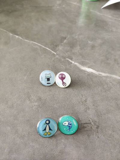 依旧是阿朗基的小物件 四枚小胸针
这个小蝌蚪的图案实在太萌了
水森亚士的扭蛋发卡也是可可爱爱的
我很喜欢这个小女孩  小男孩装在苹果里像一枚礼物一样
哆啦和妹妹的pp发卡也非常滴萌
明信片个人觉得偏薄
可能只适合装饰不太适合邮寄给朋友
总体而言还是满意滴~