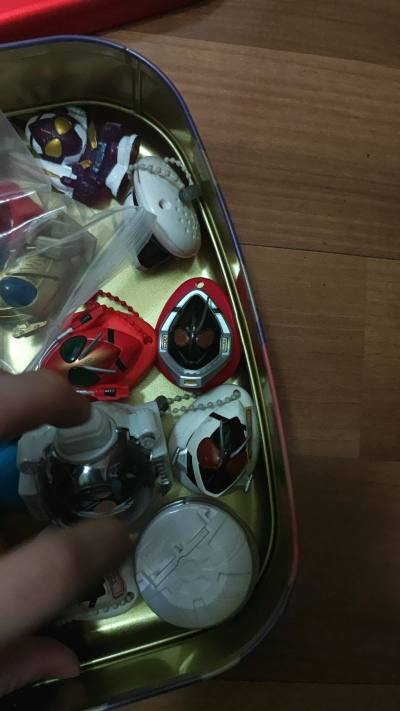 在煤炉上搞了几个四仔的小头挂件，没想到这几个小头还有其他道具都没有的带遇:每一款都带有四种不同的短按音效和一个长按音效！原作也就只有南北极有这个待遇了，实在难得！