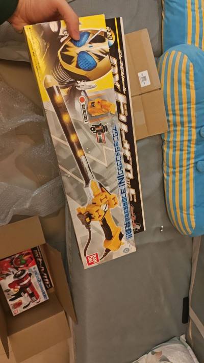 在雅虎拍了fourze的大套，这是其中的电击剑，武器和盒子的成色真是难得的好，联动正常，核算起来是相当好价，挖煤姬真不错