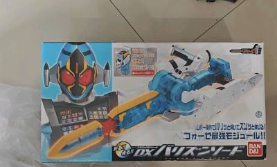 在雅虎拍了fourze的大套，这是其中的宇宙圣剑，这玩意儿盒子大，重量高，甚至运费比本身的价格还高，不过东西没问题是真的万幸（毕竟东西真的很大），挖煤姬真不错