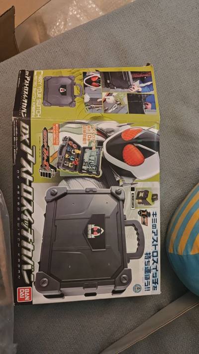 在雅虎拍了fourze的大套，这是其中的收纳盒，成色一般般，但东西数量正常，重要的是，核算起来简直是白菜价，挖煤姬真不错