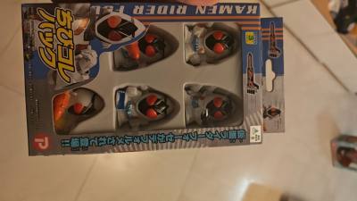 在雅虎日拍上搞了一套四代的指套人偶，我用这玩意儿逗我弟，出乎意料的好用，这些小东西也是代表了之前的万代:甚至有这样的涂装，也是实属难得。