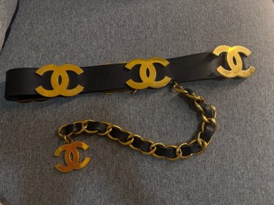 很酷的90年代的大浓金腰带， 很拉风的设计， 特别适合凹造型， 超级无敌酷， 当年的秀款， 并不多见， 能碰到很幸运。


