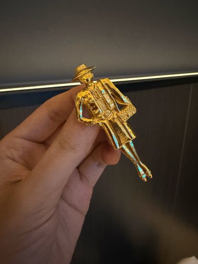 捡漏了一枚胸针， 太可爱了 ，80年代的中古出品， 特别适合叠戴各种胸针， 很有风格， 而且几十年保存的很好呢， 推荐。


