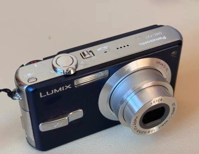 買了松下索尼数码相机运输很快捷，我采取了海运，等了大概一个月左右，收到之后包裹很严实，那里的相机和图片拍的一模一样，没有任何的运输磨损，开机成功正常