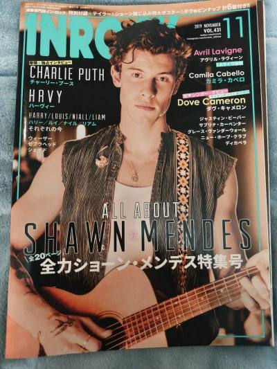 这次入手的Shawn Mendes杂志套装，真的太惊喜了！四本杂志包含了不同时期的特辑和深度报道，每一本都充满了回忆，作为粉丝能一次性集齐这些稀有刊物，幸福感直接拉满。
 
虽然是二手商品，但所有杂志都保存得非常完好，没有明显的折痕、污渍或缺页，封面和内页的印刷都清...这次入手的Shawn Mendes杂志套装，真的太惊喜了！四本杂志包含了不同时期的特辑和深度报道，每一本都充满了回忆，作为粉丝能一次性集齐这些稀有刊物，幸福感直接拉满。
 
虽然是二手商品，但所有杂志都保存得非常完好，没有明显的折痕、污渍