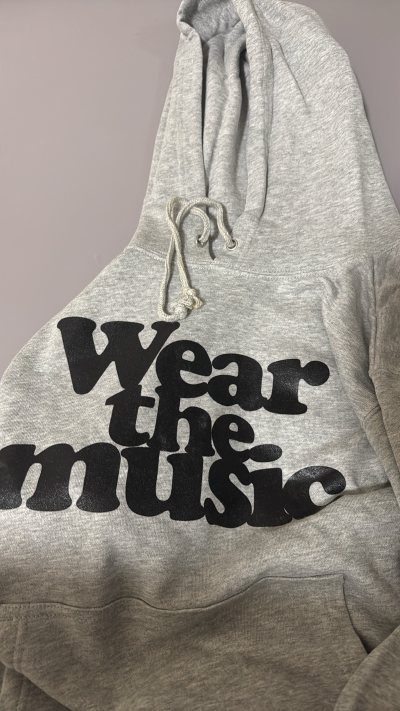 又买了件衣服，依旧不错，和主页照片一样，全新，这次选的竹蜻蜓，到的还是挺快的，到的时候包装也弄的很好，以后还会继续购买～