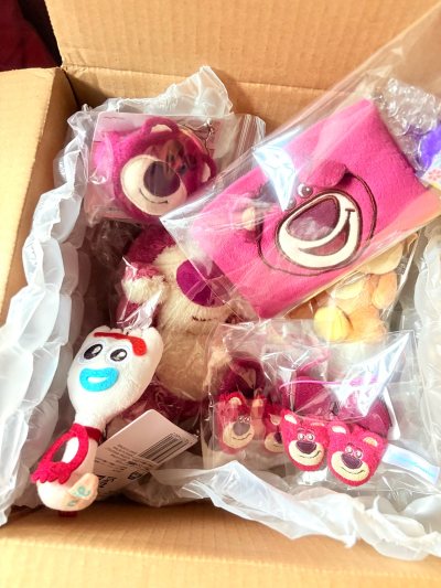 三月啦一期一会开箱分享！这次开箱有30周年草莓熊卡包！草莓熊mini口金包！超喜欢！绒绒质感的！还有奇奇蒂蒂手拿向日葵！还有草莓熊mini毛拖鞋！期待下次开箱！