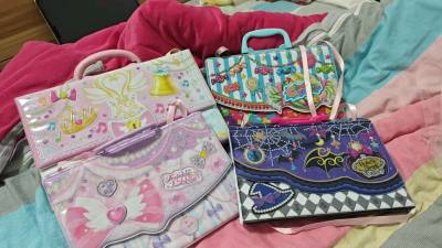 包包也太好看了吧?第一次切煤就有非常好的体验，感谢各位姐姐妹妹。包包能装下很多卡，什么尺寸的内页都有，真的非常合适，状态也很好，还有一些小礼物