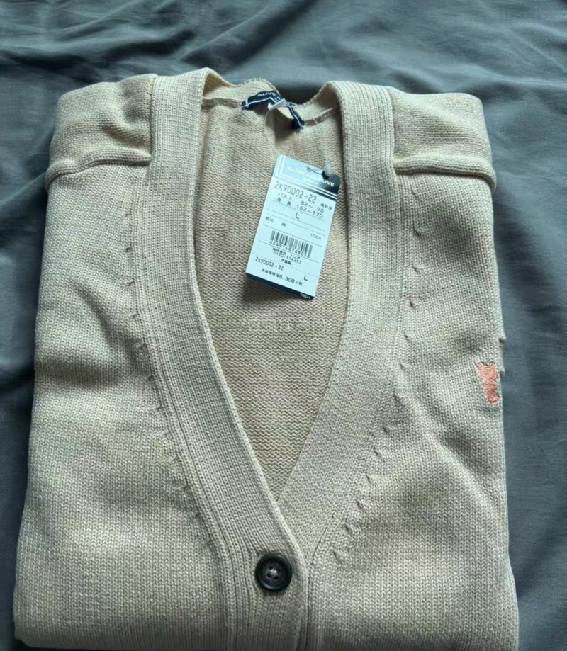 购入一件全新的卡其色OLIVE des OLIVE School开衫，从发货到手上不到一周就到了！速度真的很快，衣服用来搭配很貌美！！