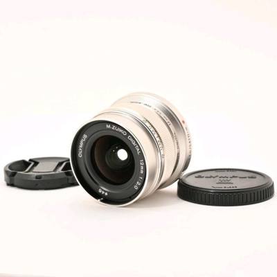 奥林巴斯12mm F2.0是一只颜值极高的小巧定焦镜头，全金属镜身设计让其抚摸感直接拉满，作为广角定焦镜头它还有着出色的画质。如果想享受高品质的SNAPSHOT，它是不二之选，应该也是OM-D、PEN用户绕不过去的路。