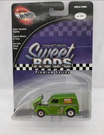 这款风火轮Sweet Rods系列Anglia Panel模型细节满满，亮绿色车身搭配黑白格纹拉花，引擎盖可开，合金质感十足，收藏把玩两相宜，是车迷必入的精品！✅