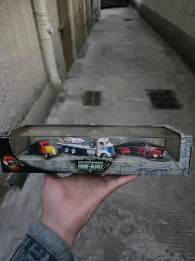 这款风火轮Designer Dreamz套装，三车设计各具特色，火焰涂装与拖板车组合极具视觉冲击，合金质感扎实，收藏价值拉满，是车迷必入的经典套装！✅