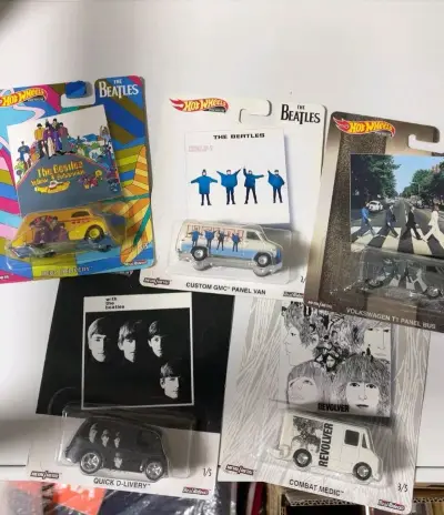 这套风火轮披头士联名车模，每款都还原了经典专辑封面，涂装精致，合金质感扎实，是乐迷与车迷双重身份的收藏佳品，情怀满满！✅