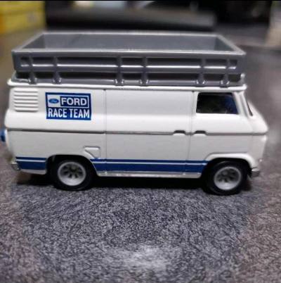 这款福特车队涂装的模型车，白蓝配色经典耐看，车顶行李架细节到位，合金车身质感扎实，还原度高，是车队主题收藏的亮眼之选！✅