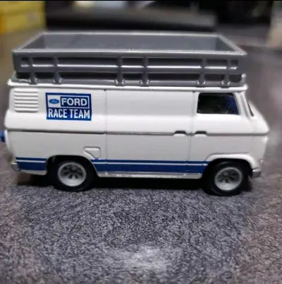 这款福特车队涂装的模型车，白蓝配色经典耐看，车顶行李架细节到位，合金车身质感扎实，还原度高，是车队主题收藏的亮眼之选！✅