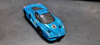 这款蓝色法拉利模型，金属漆面光泽高级，赛车涂装细节到位，线条流畅，合金质感扎实，是超跑爱好者的收藏佳品！