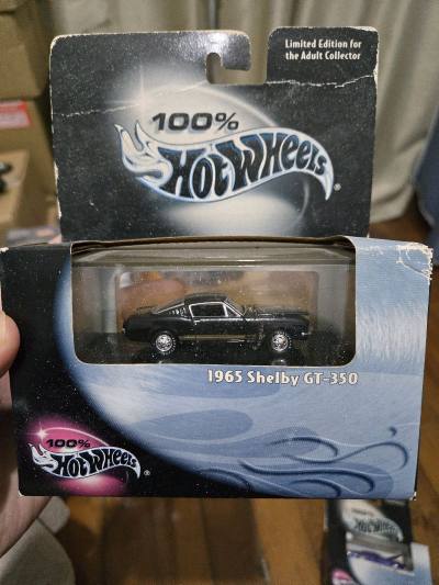 这款1965 Shelby GT-350模型，亮黑车身搭配金色拉花，经典肌肉线条尽显美式跑车魅力，合金质感扎实，是美式肌肉车迷的收藏首选！