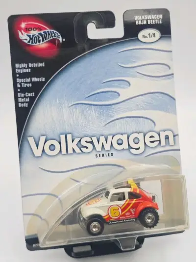 这款风火轮大众Baja Beetle模型，红白配色活力十足，越野轮胎和赛车涂装细节满满，合金质感扎实，是 Baja 越野迷的收藏佳品！