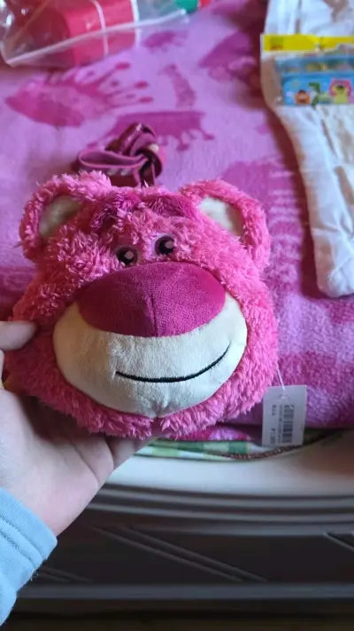 实物比图片还要好看，颜色正没有色差，五金配件很有质感，细节处理得很到位。迪士尼的小包可以放卡和零钱~日常出门背很合适，性价比超高~平台发货也很快 总体很满意