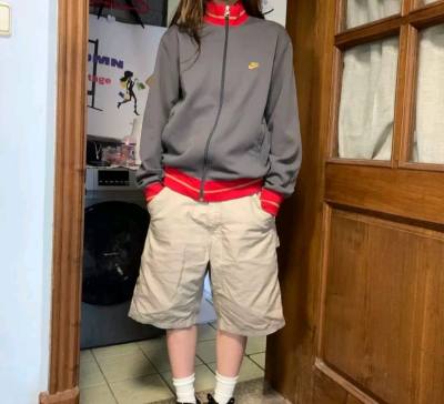 挖到宝啦！这件复古红色Nike外套也太绝了！颜色正到发光，版型复古又显瘦，质感超棒完全超出预期，挖煤姬靠谱又省心，复古控闭眼冲！