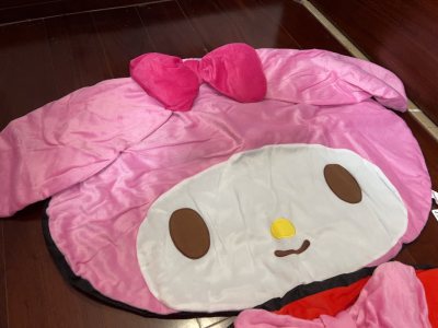 太喜欢头型美乐蒂的东西了，于是把美乐蒂头型地毯从大到小，粉色红色全部收入囊中，这一单的三个都全新状态超好。