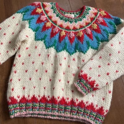 在挖煤姬海淘的这件毛衣太满意啦！实物超可爱，面料软糯亲肤，做工精致，和图片完全一致。平台操作简单，代拍响应快，物流全程可查，打包严实牢固，到手毫无破损。客服回复及时，清关顺利，整体体验超棒。日淘就认准挖煤姬，安全又省心，强烈推荐！