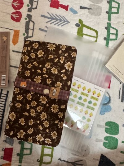 在挖煤姬上淘了很多小众的布料，而且价格不贵，用来做手工制品，而且还买到了喜欢的水滴君便当盒，卖家包装的都很好！会继续淘布料的