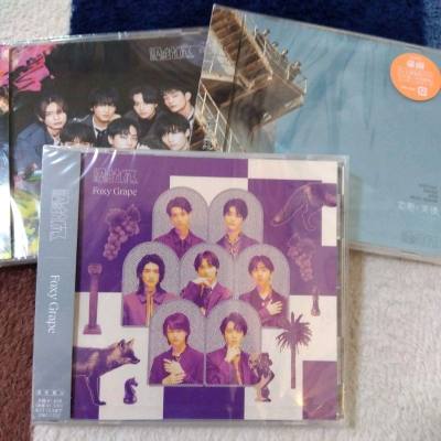 这次在平台下单了心心念念的偶像周边，从下单到收货的整个过程都非常顺畅。物流速度比预期快很多，国际运费也很透明，包裹包装得非常严实，所有商品都完好无损地送到了我手上。
 
收到的专辑、羽毛笔和小卡等周边，无论是印刷质量还是实物质感都超出了我的期待，每一件都精致又有收藏...这次在平台下单了心心念念的偶像周边，从下单到收货的整个过程都非常顺畅。物流速度比预期快很多，国际运费也很透明，包裹包装得非常严实，所有商品都完好无损地送到了我手上。
 
收到的专辑、羽毛笔和小卡等周边，无论是印刷质量还是实物质感都超出了我