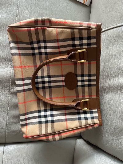 这次在日淘平台入手的这款Burberry中古格纹托特包，真的超出预期！经典的战马格纹帆布搭配棕色牛皮包边与提手，五金件依旧锃亮有质感，包身挺括有型，完全没有明显的使用痕迹。作为中古款，它的成色保养得非常好，走线工整，皮革部分柔软却不失韧性，无论是通勤装电脑文件，还是...这次在日淘平台入手的这款Burberry中古格纹托特包，真的超出预期！经典的战马格纹帆布搭配棕色牛皮包边与提手，五金件依旧锃亮有质感，包身挺括有型，完全没有明显的使用痕迹。作为中古款，它的成色保养得非常好，走线工整，皮革部分柔软却不失韧性