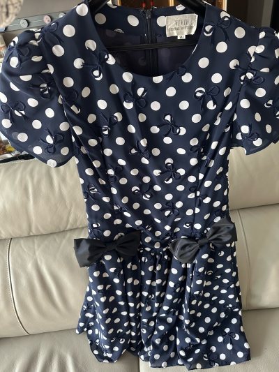 这次淘到的VIVID藏青波点连衣裙真的太戳我了！藏青底配白色波点，加上满幅的立体蝴蝶结刺绣，复古又俏皮，泡泡袖和腰部的大蝴蝶结设计，完美修饰身材，显得腰细又有少女感。

面料是轻薄的雪纺，透气又垂顺，内衬是同色系的网纱，不会透。