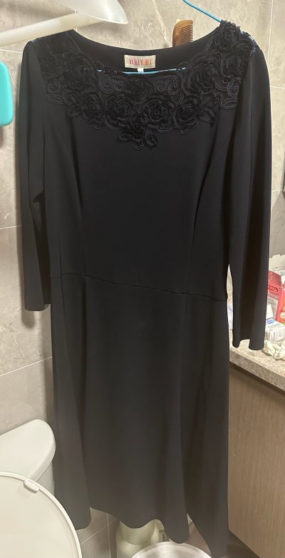         YUKI TORII藏青礼服裙，真的太惊艳了！领口的立体玫瑰刺绣搭配精致的蕾丝网纱，低调又华丽，藏青色的面料垂顺又有质感，七分袖的设计优雅又不失灵动。
        这件裙子无论是参加婚礼、晚宴还是重要的商务场合都非常合适，搭配珍珠项链和细跟鞋，瞬...        YUKI TORII藏青礼服裙，真的太惊艳了！领口的立体玫瑰刺绣搭配精致的蕾丝网纱，低调又华丽，藏青色的面料垂顺又有质感，七分袖的设计优雅又不失灵动。
        这件裙子无论是参加婚礼、晚宴还是重要的商务场合都非常合