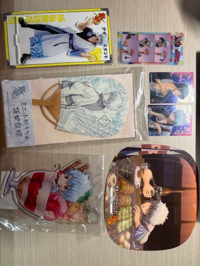 本单一共6件～
永万特典三位一体透卡 感觉挺有纪念意义的就切了 状态一般划痕不少
银土赏樱食玩卡 实物真的很美！
水墨回眸扇子 实物也很美！这个柄太绝了（这个扇子可能是这个柄的制品里市价最低的了？）
草莓芭菲立牌 好大一个 很萌一个 挺少见的立牌刷到就切了嗯对 状态...本单一共6件～
永万特典三位一体透卡 感觉挺有纪念意义的就切了 状态一般划痕不少
银土赏樱食玩卡 实物真的很美！
水墨回眸扇子 实物也很美！这个柄太绝了（这个扇子可能是这个柄的制品里市价最低的了？）
草莓芭菲立牌 好大一个 很萌一个 挺少