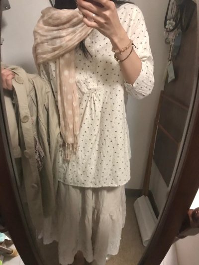 棉麻碎花yyds！挖煤姬入的这件，浅米色底+小雏菊碎花，森系感拉满；棉麻混纺透气不闷汗，成色很新，上身显瘦显温柔，日常通勤、周末野餐都合适！