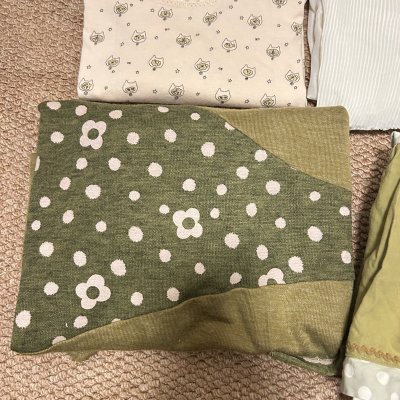 挖煤姬淘到本命波点！成色近新无黄渍，绿白圆点复古又显白，版型遮肉不挑身材，面料透气，夏天单穿超清爽，物流包装都靠谱，已经安利给古着搭子～