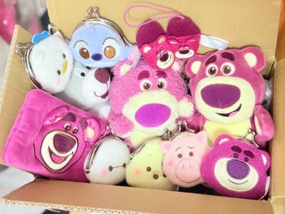 继续不变的毛绒玩偶开箱～噔咚咚～这次是满满当当的草莓熊！say hi草莓熊、卷毛草莓熊！草莓熊卡包！还有miji口金包一系列！实在是太幸福啦！依旧是万能竹蜻蜓运输！期待下次开箱！