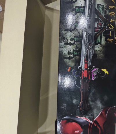 王样战队君王者变身道具王者圣剑me纪念版，全长83cm非常有魄力，收录五位战士的台词以及角色曲，彩色发光的效果非常漂亮