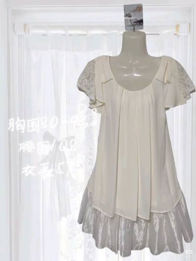 这件衣服太好看了！美得我晕过去，价格实惠，蝴蝶结蕾丝袖子好可爱，衣服正面压褶工艺很精致，喜欢这件小衣裳！搭配起来也很方便