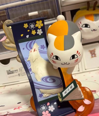 很喜欢猫咪老师，在挖煤姬搜索看到了很多不同类型的周边 有毛绒 手办 文具等等，特别齐全，还有很多别的动漫周边，简直是二次元的天堂，而且挖煤姬界面简洁清晰，购物体验很好，物流也很安心，走的海运没有任何破损。