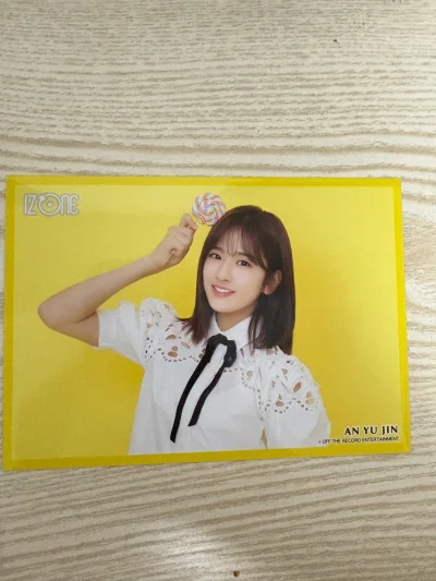 这次切的yujin尼IZONE时期的生写和hatt大头挂件通行证，物流很快，很满意的一次购物！！！！



