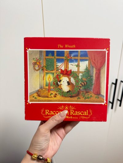 今天到了一箱竹蜻蜓，包裹的很好里面有两幅图。一幅是小浣熊的圣诞花环，一副是海贼王草帽忍法帖，都好好看！期待成品