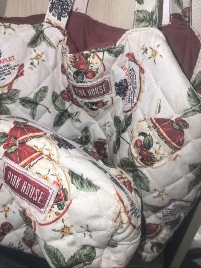 粉色小屋草莓绗缝手提包 这是一款可爱的粉色托特包。采用绗缝图案，柔软舒适，草莓图案更添可爱。内衬采用鲜艳的粉色。感谢挖煤姬让我可以买到它，中间遇到问题客服也有帮我耐心解决，真的很感谢