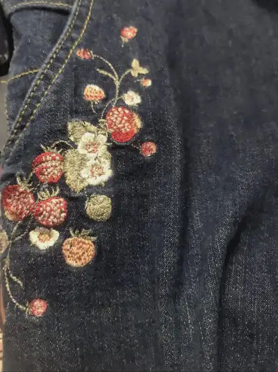 pinkhouse草莓牛仔裤
草莓刺绣款，收到手后发现保存很好，没破损没污渍
裤脚有小花边+纽扣装饰，细节很可爱，春秋穿很合适。草莓系类我喜欢很久了，感谢挖煤姬让我可以买到这么貌美的裤子！