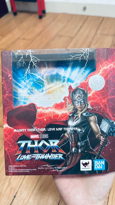 日淘入手的这两款SHF雷神手办太香了！索尔和简·福斯特的造型还原度超高，头雕细节到位，披风是布制的，质感和可动性都很棒。配件丰富，闪电特效件和武器替换件能摆出超多战斗场景，包装完好，物流也快，漫威粉必入！
