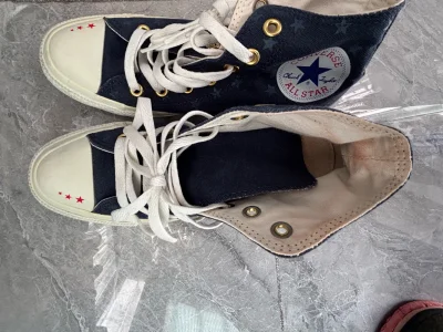 鞋子质量真没的说，走线、胶水粘处都做得非常完美，而且鞋底很软，非常舒服，感谢保存这么很新鞋子质量杠杠的，颜值和舒适度都在线，穿着体验超级棒！物流也很给力，卖家的服务态度满分