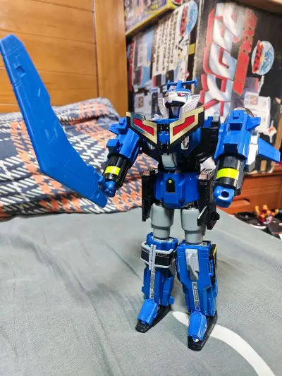 万代星兽战队银甲凤凰造型帅气，电镀银甲质感出众，合体流畅，可动与把玩感均衡。经典怀旧，细节到位，收藏价值高。