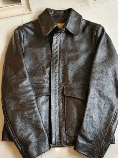 挖煤姬海淘的这件皮夹克质感十足，深棕色皮革带有自然的油蜡褶皱，复古风范浓郁。做工扎实，缝线工整均匀，金属扣件和调节带等细节处理到位。经典翻领和胸前口袋设计百搭，整体版型挺括。从包装到实物都与描述一致，是一次满意的购物体验，期待秋冬搭配出街。从发货到收货体验挺好的，以...挖煤姬海淘的这件皮夹克质感十足，深棕色皮革带有自然的油蜡褶皱，复古风范浓郁。做工扎实，缝线工整均匀，金属扣件和调节带等细节处理到位。经典翻领和胸前口袋设计百搭，整体版型挺括。从包装到实物都与描述一致，是一次满意的购物体验，期待秋冬搭配出街