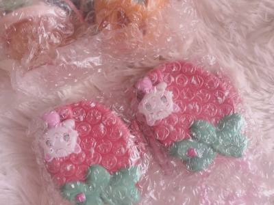 非常可爱的草莓盒还有小熊包包和兔子玩偶，都非常的漂亮可爱，很喜欢，挖煤姬带给了我很多快乐，每次在这里我都非常的开心^_^，每次收到货后都迫不及待，挖煤姬带给我了很多惊喜，挖煤姬包装也很好，发货也挺快的，我对挖煤姬很满意